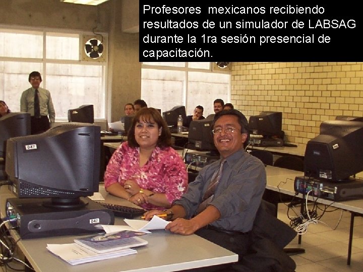 Profesores mexicanos recibiendo resultados de un simulador de LABSAG durante la 1 ra sesión