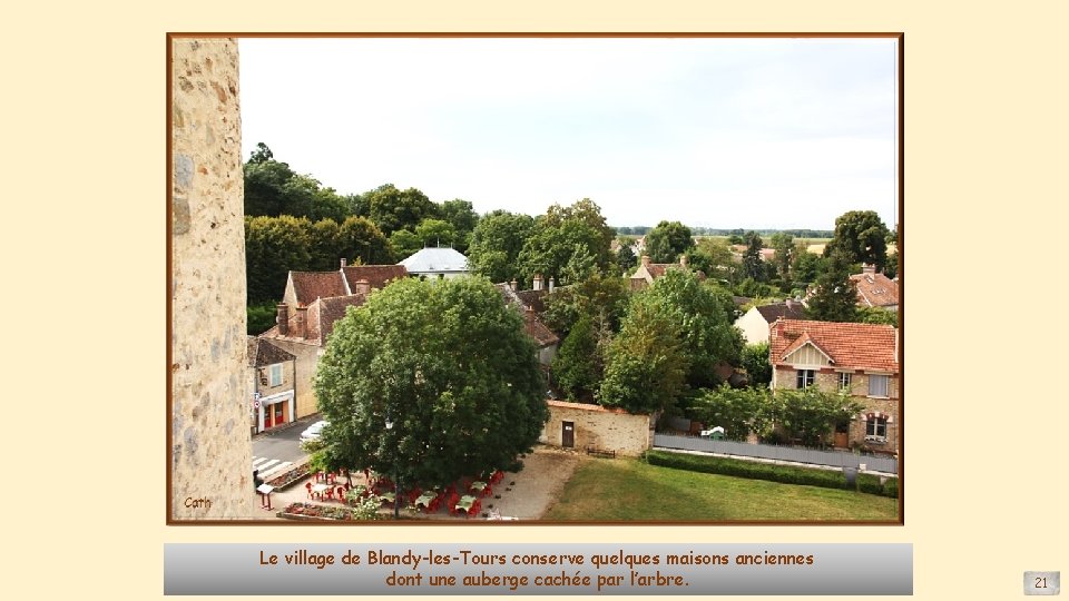 Le village de Blandy-les-Tours conserve quelques maisons anciennes dont une auberge cachée par l’arbre.