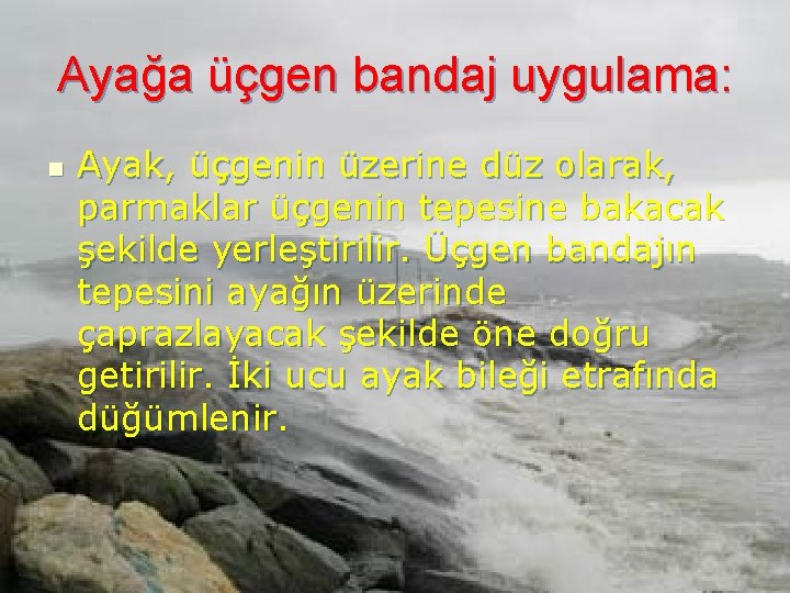 Ayağa üçgen bandaj uygulama: n Ayak, üçgenin üzerine düz olarak, parmaklar üçgenin tepesine bakacak