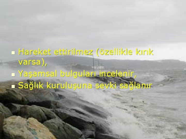 n n n Hareket ettirilmez (özellikle kırık varsa), Yaşamsal bulguları incelenir, Sağlık kuruluşuna sevki