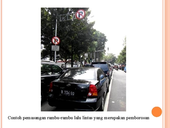 Contoh pemasangan rambu-rambu lalu lintas yang merupakan pemborosan 