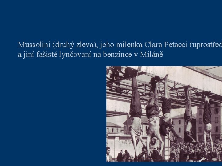 Mussolini (druhý zleva), jeho milenka Clara Petacci (uprostřed a jiní fašisté lynčovaní na benzínce