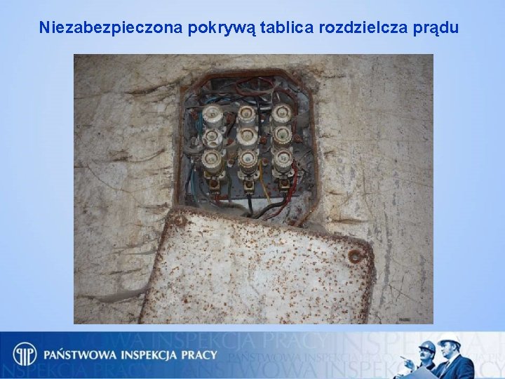 Niezabezpieczona pokrywą tablica rozdzielcza prądu 
