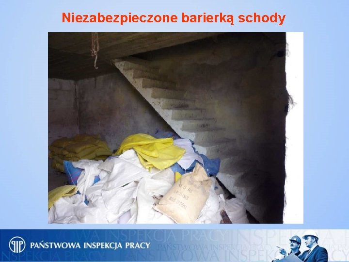 Niezabezpieczone barierką schody 