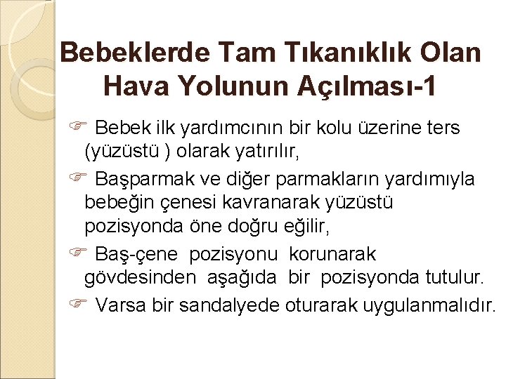 Bebeklerde Tam Tıkanıklık Olan Hava Yolunun Açılması-1 Bebek ilk yardımcının bir kolu üzerine ters