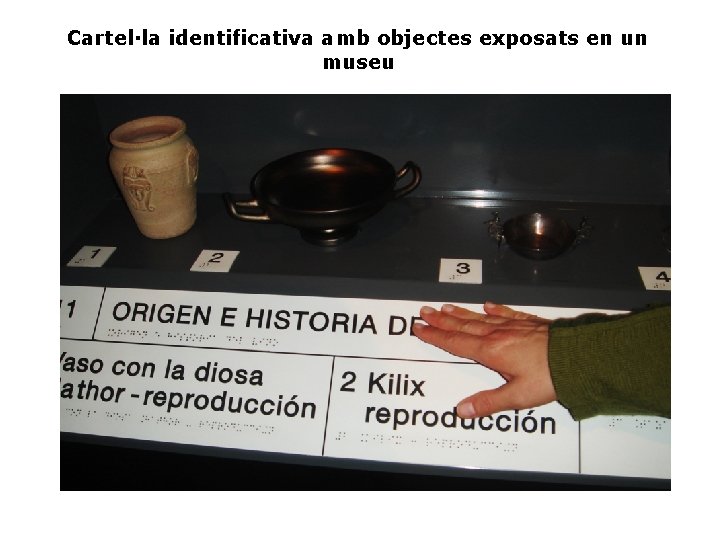 Cartel·la identificativa amb objectes exposats en un museu 
