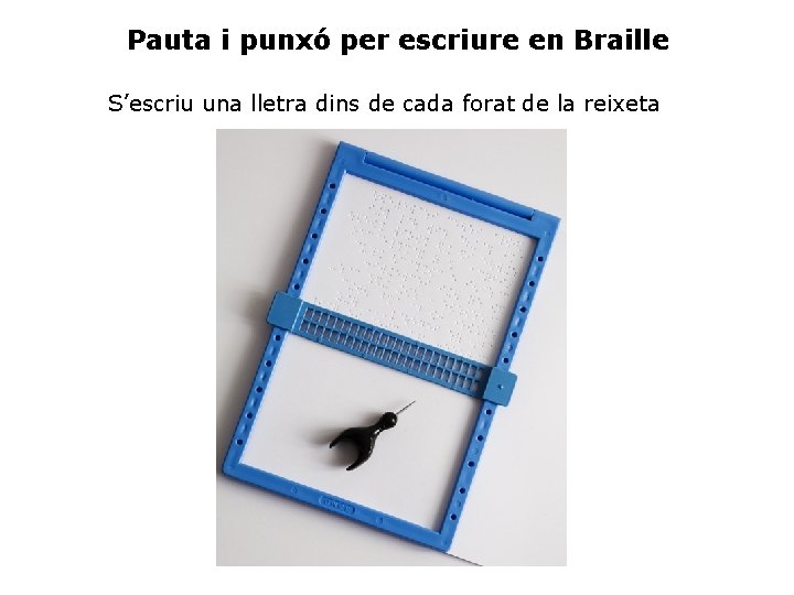 Pauta i punxó per escriure en Braille S’escriu una lletra dins de cada forat