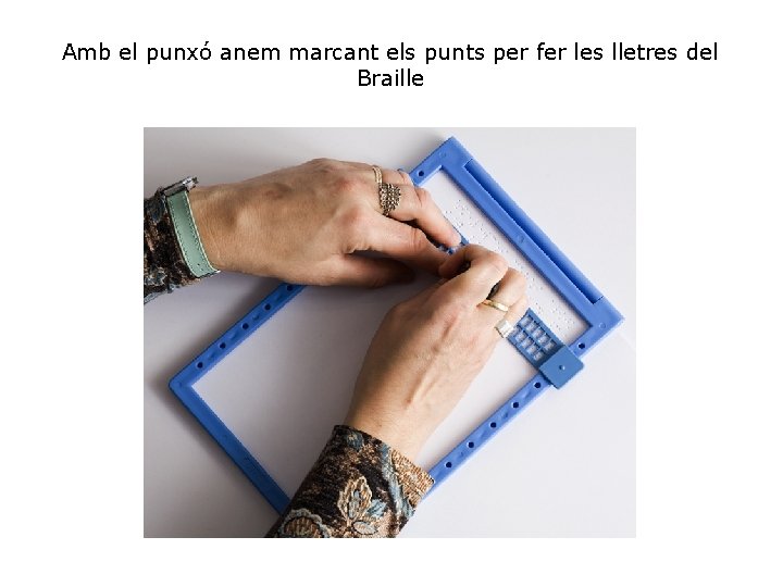 Amb el punxó anem marcant els punts per fer les lletres del Braille 