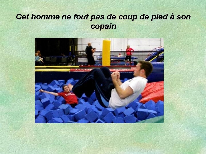 Cet homme ne fout pas de coup de pied à son copain 