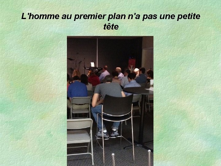 L'homme au premier plan n'a pas une petite tête 