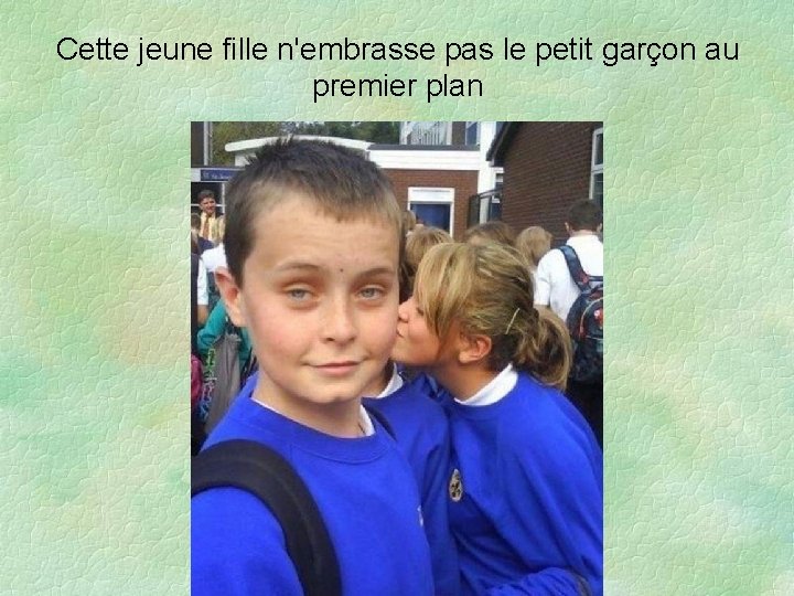 Cette jeune fille n'embrasse pas le petit garçon au premier plan 