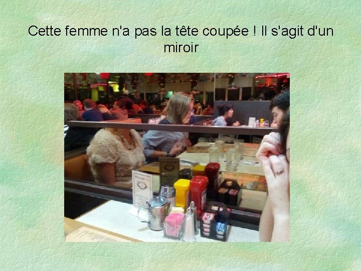 Cette femme n'a pas la tête coupée ! Il s'agit d'un miroir 