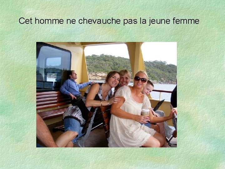 Cet homme ne chevauche pas la jeune femme 