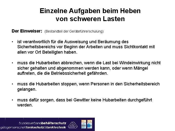 Einzelne Aufgaben beim Heben von schweren Lasten Der Einweiser: (Bestandteil der Geräteführerschulung) • ist