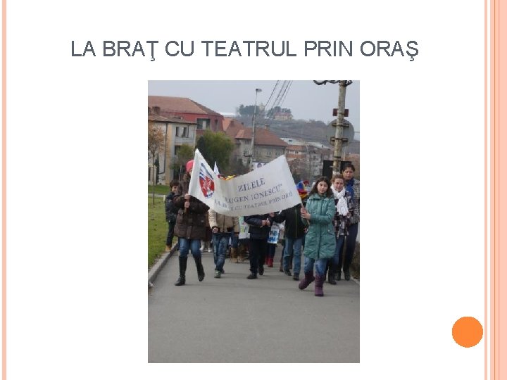 LA BRAŢ CU TEATRUL PRIN ORAŞ 