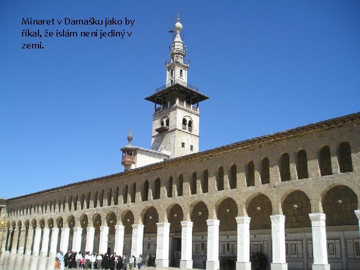Minaret v Damašku jako by říkal, že islám není jediný v zemi. 