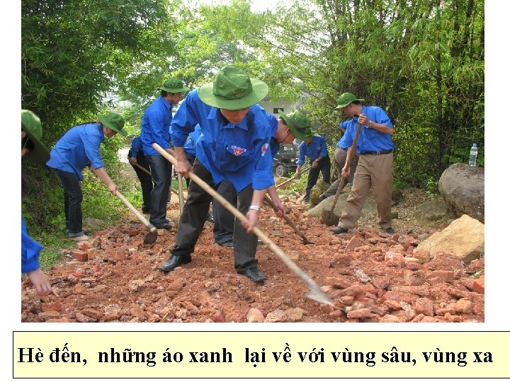 Hè đến, những áo xanh lại về với vùng sâu, vùng xa 