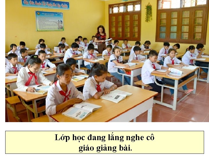 Lớp học đang lắng nghe cô giáo giảng bài. 