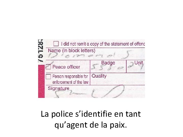 La police s’identifie en tant qu’agent de la paix. 