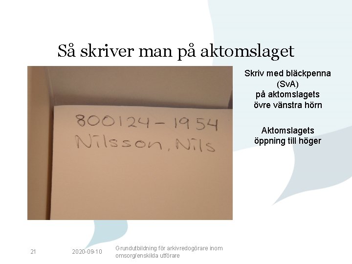 Så skriver man på aktomslaget Skriv med bläckpenna (Sv. A) på aktomslagets övre vänstra