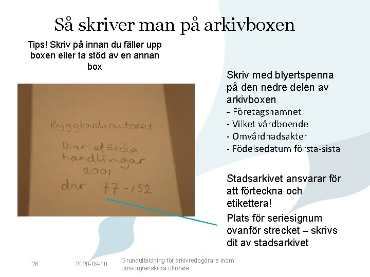 Så skriver man på arkivboxen Tips! Skriv på innan du fäller upp boxen eller