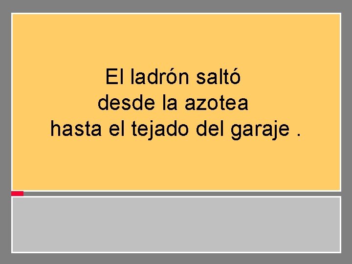 El ladrón saltó desde la azotea hasta el tejado del garaje. 