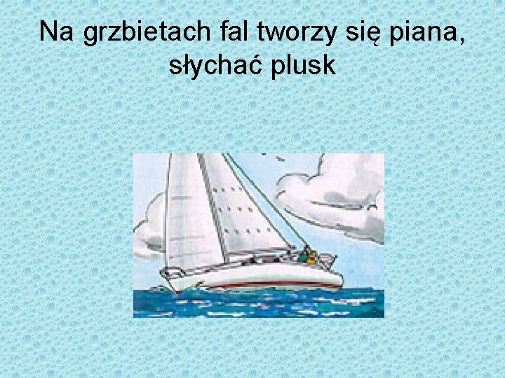 Na grzbietach fal tworzy się piana, słychać plusk 