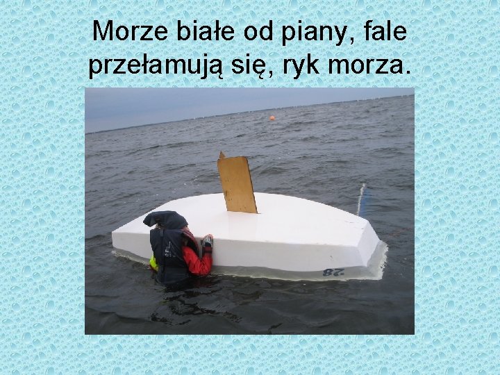 Morze białe od piany, fale przełamują się, ryk morza. 