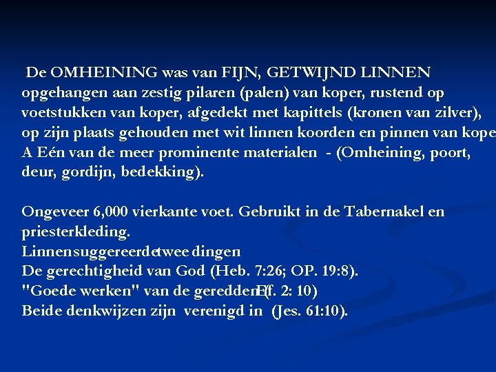 De OMHEINING was van FIJN, GETWIJND LINNEN opgehangen aan zestig pilaren (palen) van koper,