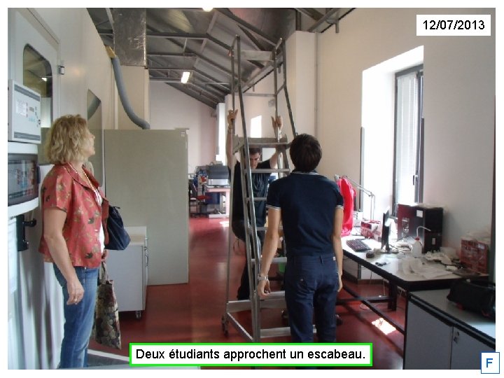 12/07/2013 Deux étudiants approchent un escabeau. F 