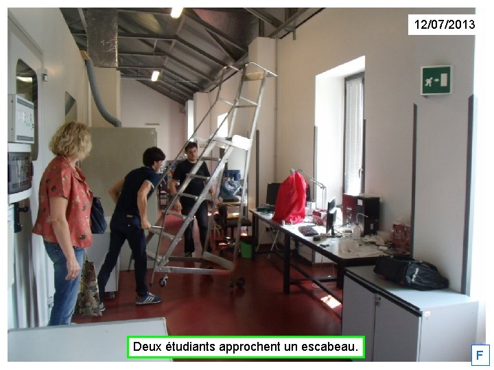 12/07/2013 Deux étudiants approchent un escabeau. F 