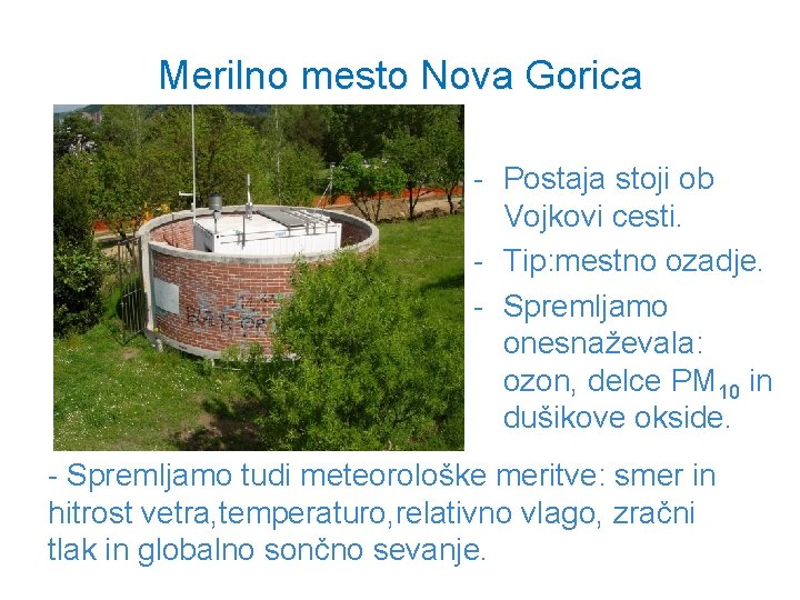 Merilno mesto Nova Gorica - Postaja stoji ob Vojkovi cesti. - Tip: mestno ozadje.