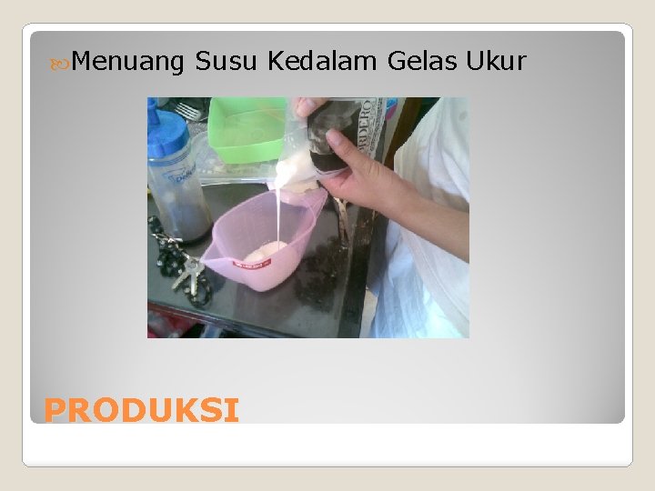  Menuang Susu Kedalam Gelas Ukur PRODUKSI 