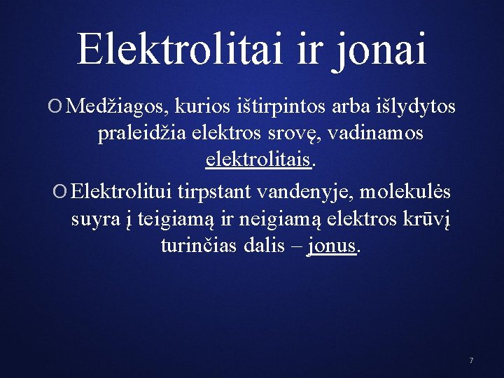 Elektrolitai ir jonai O Medžiagos, kurios ištirpintos arba išlydytos praleidžia elektros srovę, vadinamos elektrolitais.