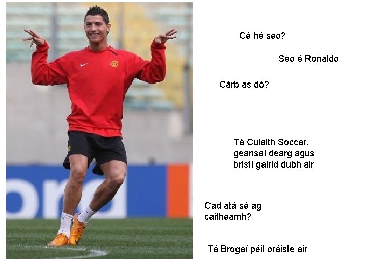 Cé hé seo? Seo é Ronaldo Cárb as dó? Tá Culaith Soccar, geansaí dearg