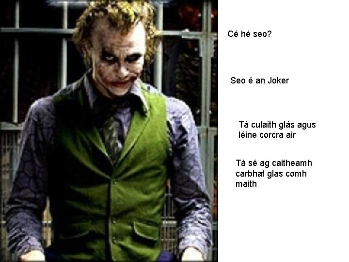 Cé hé seo? Seo é an Joker Tá culaith glás agus léine corcra air