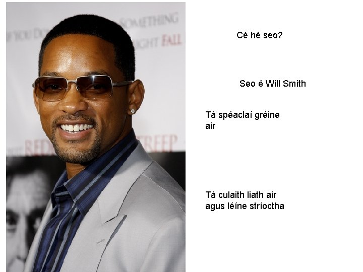 Cé hé seo? Seo é Will Smith Tá spéaclaí gréine air Tá culaith liath