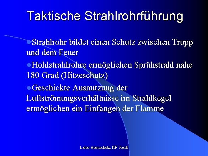 Taktische Strahlrohrführung l. Strahlrohr bildet einen Schutz zwischen Trupp und dem Feuer l. Hohlstrahlrohre