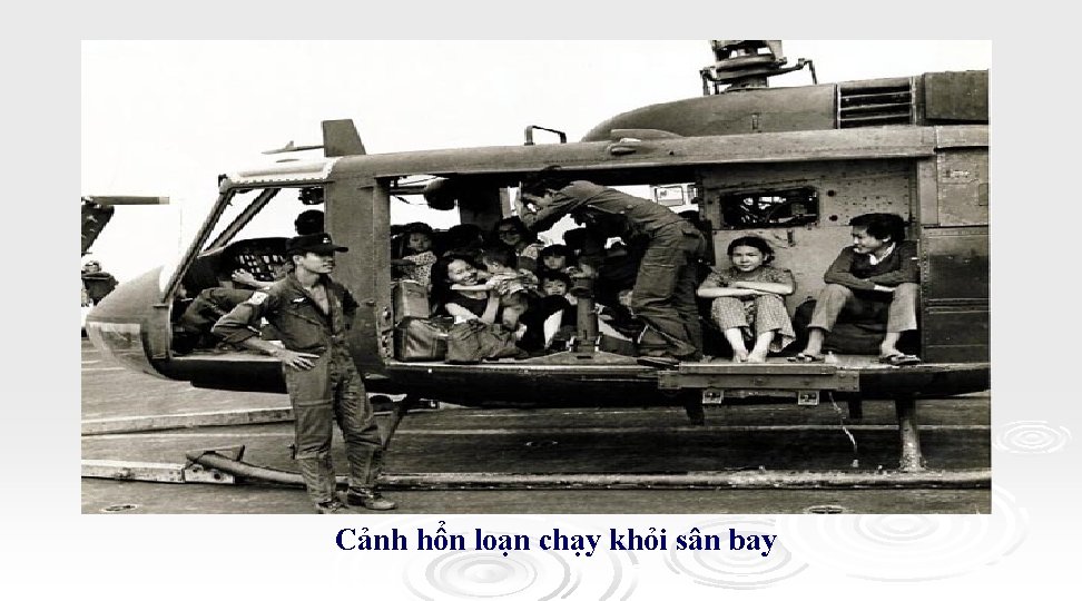 Cảnh hổn loạn chạy khỏi sân bay 