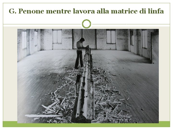 G. Penone mentre lavora alla matrice di linfa 