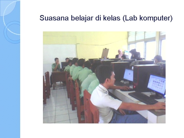 Suasana belajar di kelas (Lab komputer) 