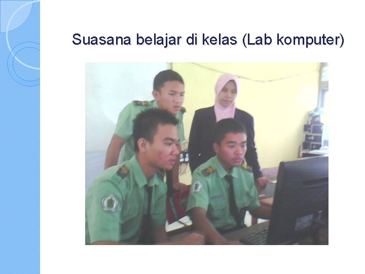 Suasana belajar di kelas (Lab komputer) 