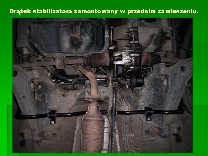 Drążek stabilizatora zamontowany w przednim zawieszeniu. 