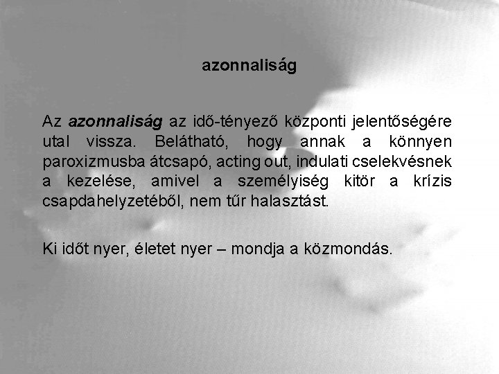 azonnaliság Az azonnaliság az idő-tényező központi jelentőségére utal vissza. Belátható, hogy annak a könnyen