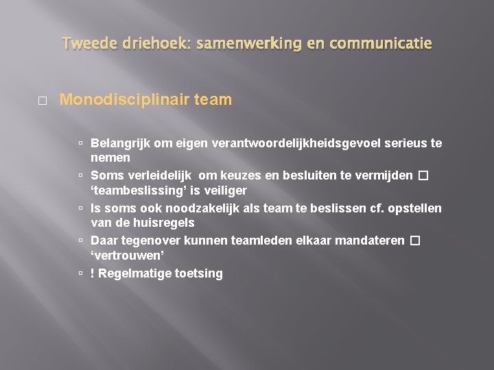 Tweede driehoek: samenwerking en communicatie � Monodisciplinair team Belangrijk om eigen verantwoordelijkheidsgevoel serieus te