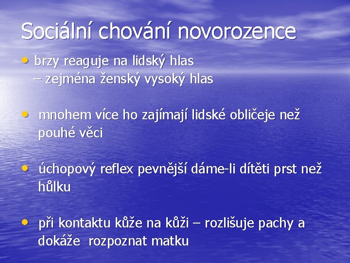 Sociální chování novorozence • brzy reaguje na lidský hlas – zejména ženský vysoký hlas