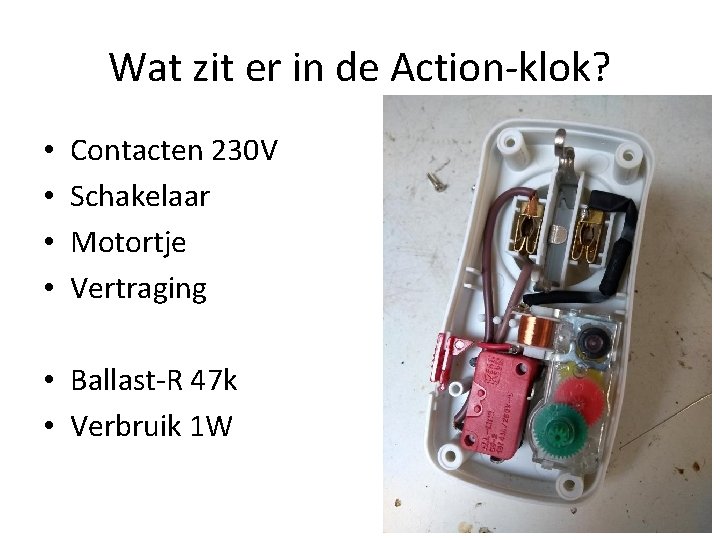 Wat zit er in de Action-klok? • • Contacten 230 V Schakelaar Motortje Vertraging