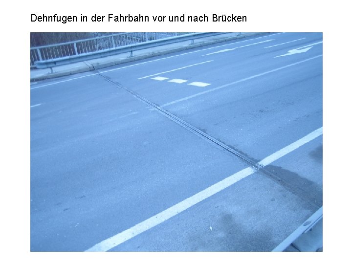 Dehnfugen in der Fahrbahn vor und nach Brücken 