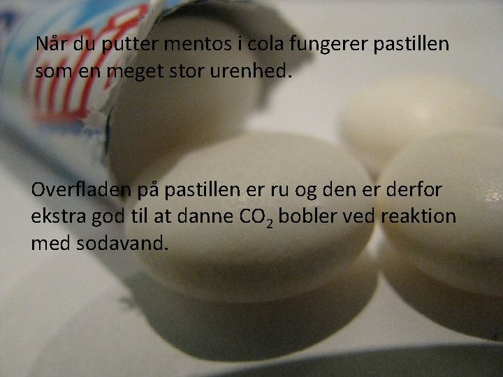 Når du putter mentos i cola fungerer pastillen som en meget stor urenhed. Overfladen