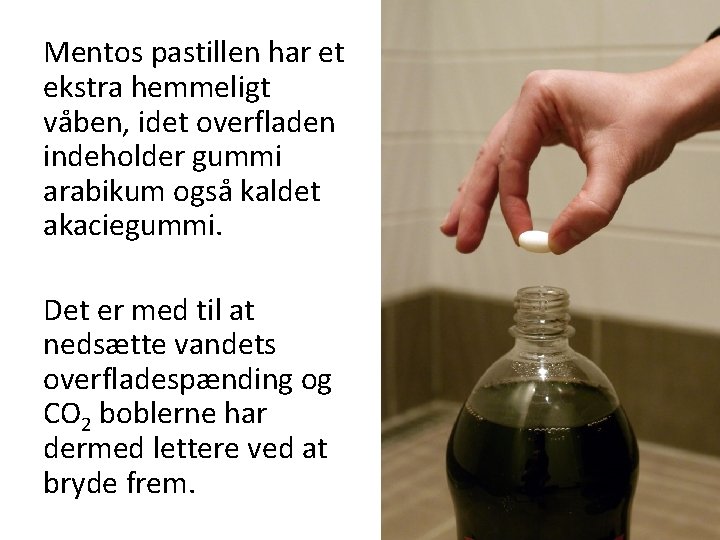 Mentos pastillen har et ekstra hemmeligt våben, idet overfladen indeholder gummi arabikum også kaldet